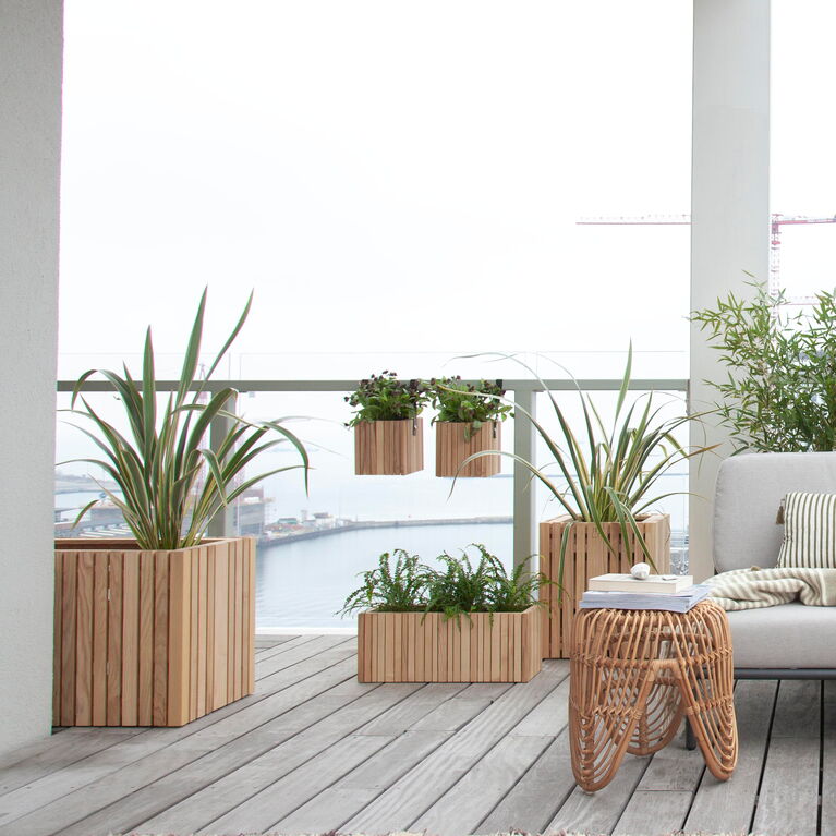 Balkon mit Design-Holz-Pflanzgefässen quadratisch und rechteckig mit Halterungen zum Anbringen ans Geländer
