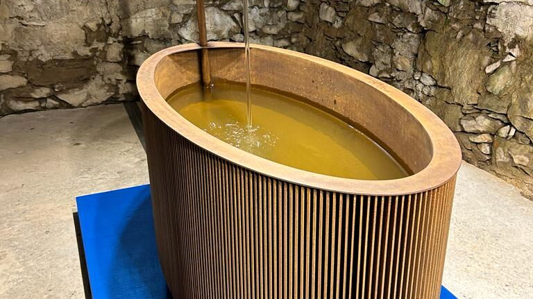 Ein eingereichtes Produkt - Brunnen oval aus Cortenstahl mit schlichtem Wasserhahn