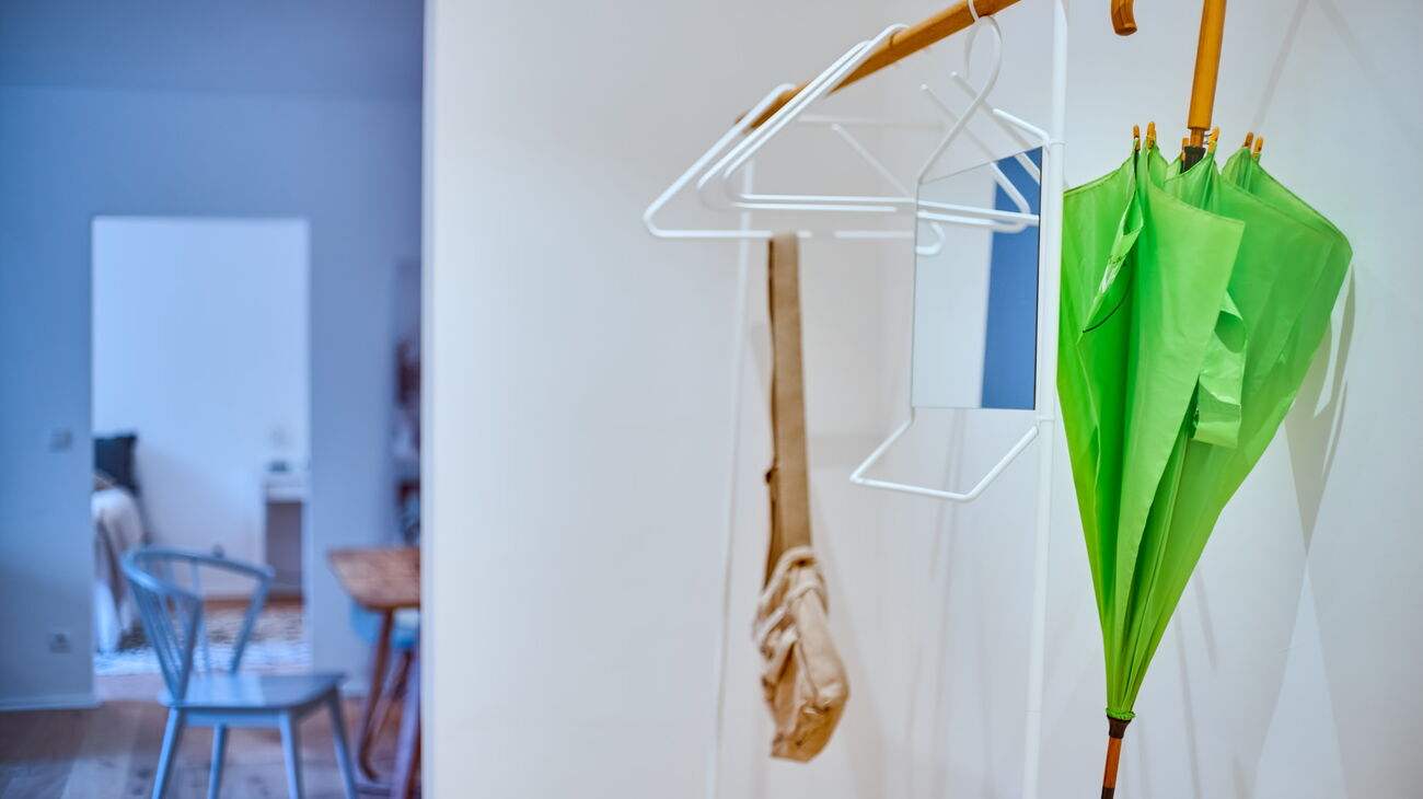Vorzimmer mit moderner Anlehngarderobe in weiß/Holz mit Dekoration