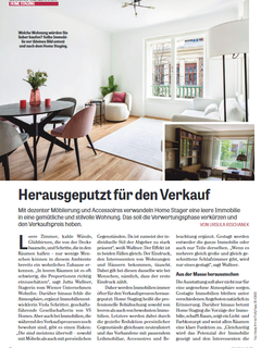 Vorher-Nachher-Bild von einem Wohnzimmer zuerst mit Wandverbau dann mit junger Möblierung - runder Tisch mit Stühlen und heller Teppich und Loungesessel samt moderner Deckenleuchte