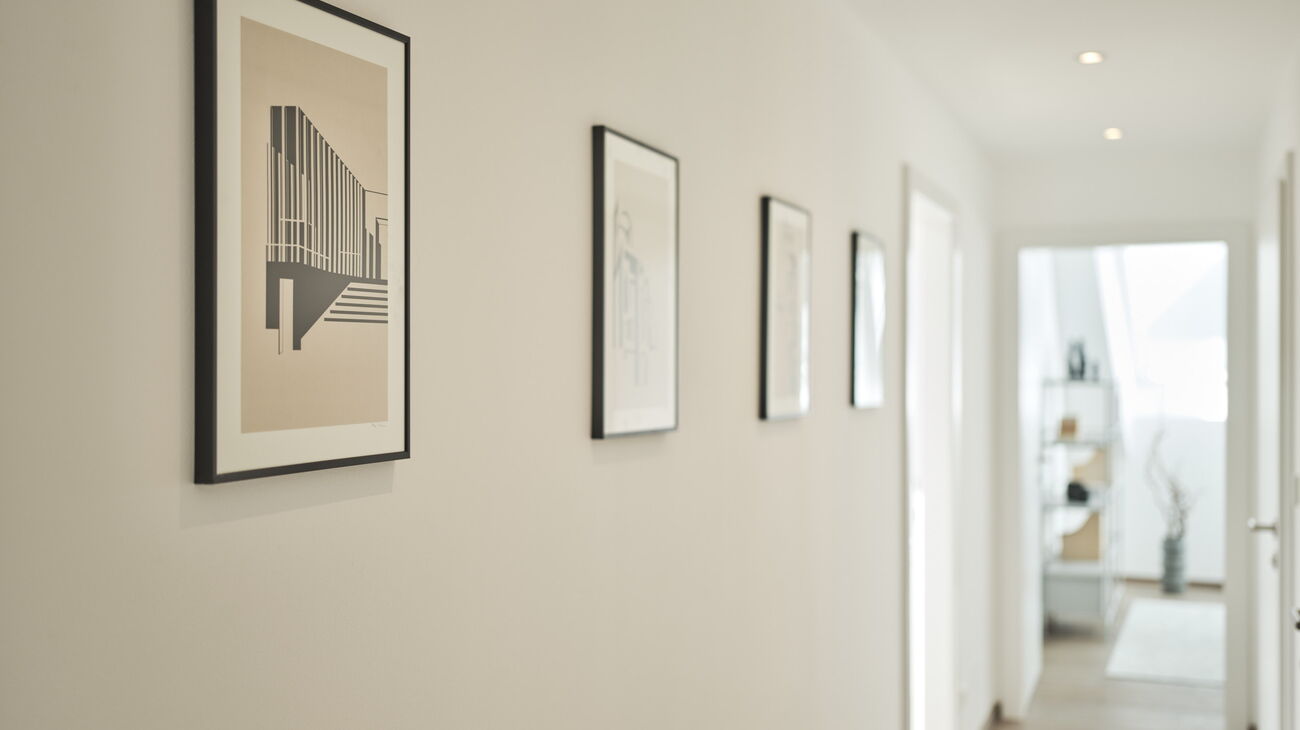 Vorzimmer mit weißen Wänden und weißen Türen, 4erSet schwarz-weiße Grafiken an der Wand - Blick ins Gästezimmer