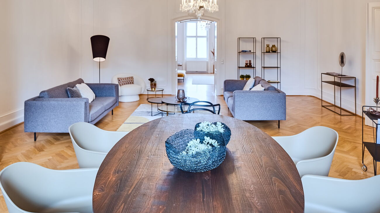 Altbau mit Stuck - Blick vom Esstisch mit Kristallluster ins Wohnzimmer